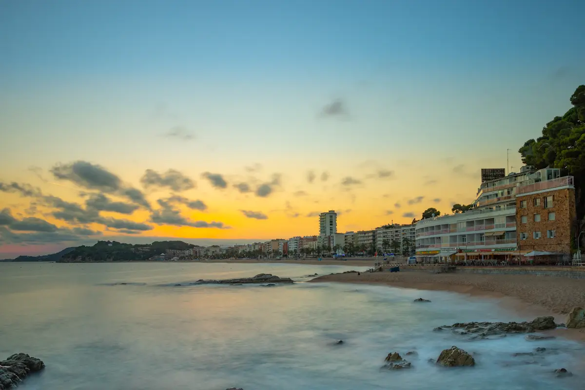 Atardecer sobre la playa y el paseo marítimo de Lloret de Mar