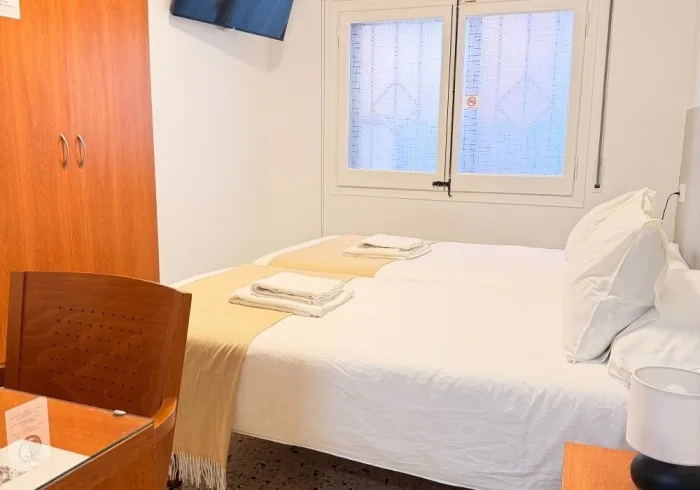 Doble Estándar con camas individuales, ventana y TV